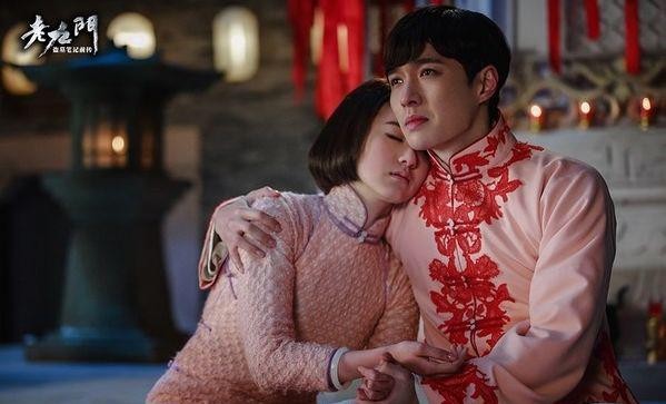 《老九门》她是张艺兴老婆，今穿针织衫戴报童帽，笑容甜美似初恋