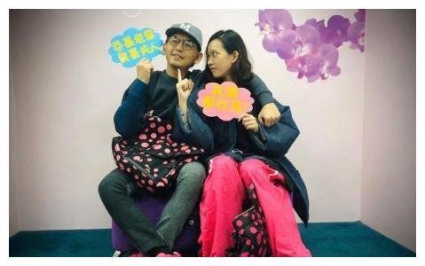 消失4年的曾宝仪现身，素颜下样子大变，与男友如偶像剧般浪漫