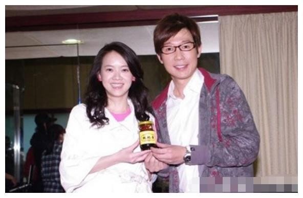 消失4年的曾宝仪现身，素颜下样子大变，与男友如偶像剧般浪漫