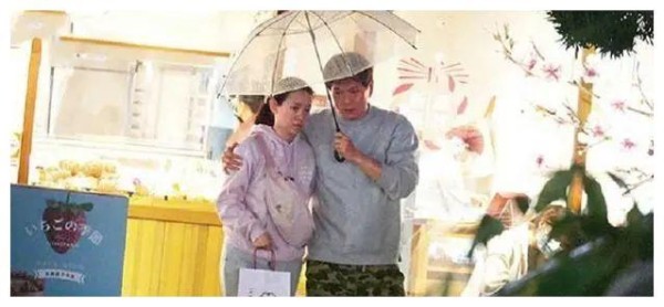 消失4年的曾宝仪现身，素颜下样子大变，与男友如偶像剧般浪漫