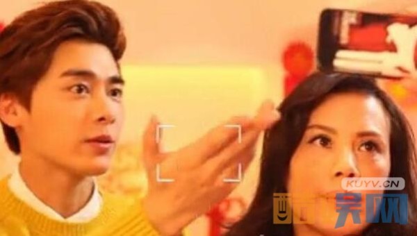 李易峰个人资料简介 李易峰家庭背景及早期经历 李易峰和妈妈合照