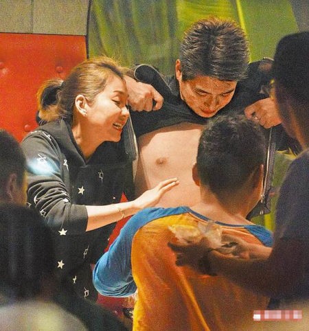 六月（左）拱老公李易掀衣露点