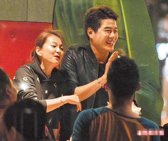 李易（右）为老婆六月庆生