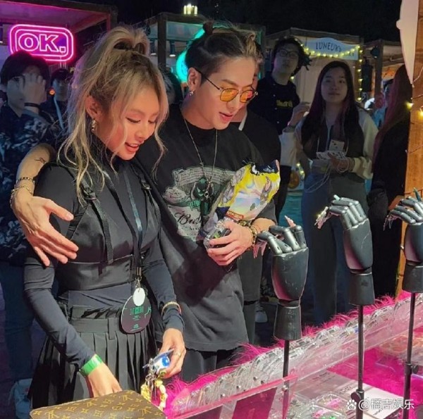 网友在上海万圣节集市偶遇王嘉尔，休闲穿搭，特别低调