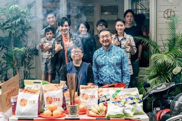台湾第一部同志家庭网路剧《酷盖爸爸》本周开镜，主要演员到场祈福。（GagaOOLala提供）
