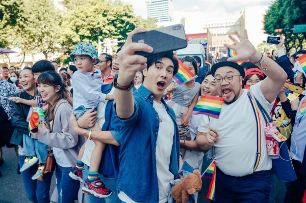 《酷蓋爸爸》演員，左起小8趙逸嵐、路嘉欣、林輝煌、謝佳見、網路紅人二哥、葉天倫。（GagaOOLala提供）