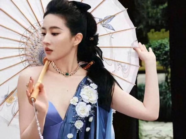 姚安娜西湖同台刘亦菲，我却为姚安娜转身：真是越看越漂亮
