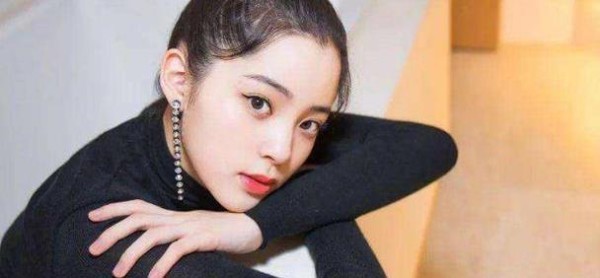21岁没打耳洞，问到原因，欧阳娜娜回应：爸爸嫌丑，一辈子不准打