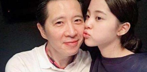 21岁没打耳洞，问到原因，欧阳娜娜回应：爸爸嫌丑，一辈子不准打