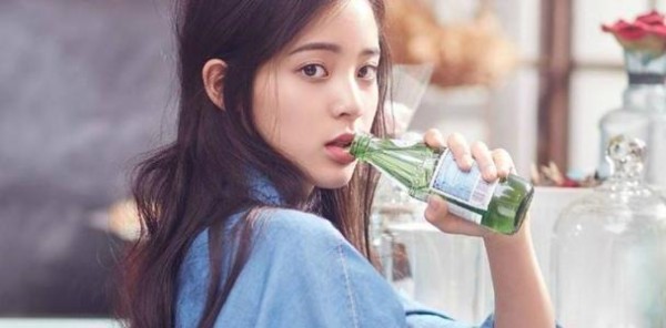 21岁没打耳洞，问到原因，欧阳娜娜回应：爸爸嫌丑，一辈子不准打