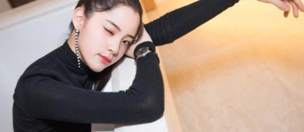 21岁没打耳洞，问到原因，欧阳娜娜回应：爸爸嫌丑，一辈子不准打
