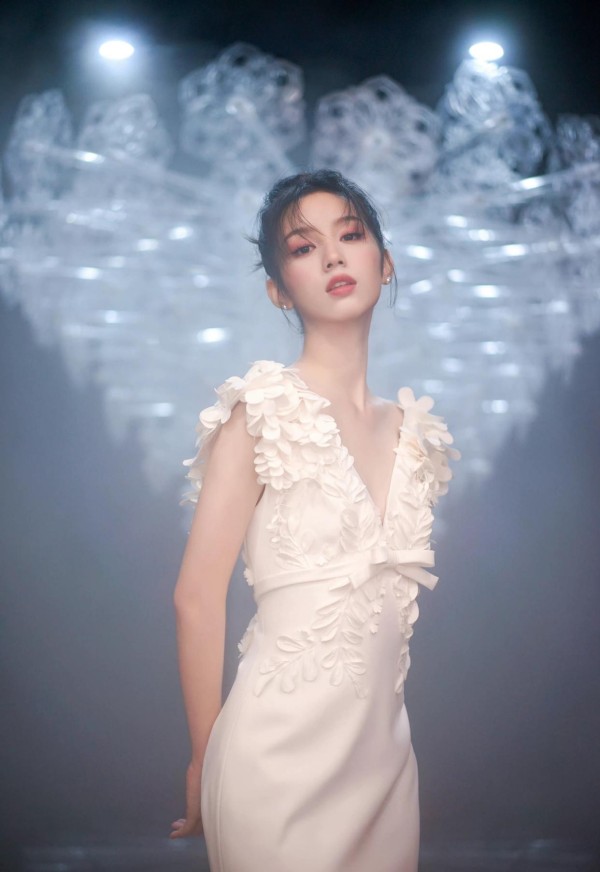 周也好适合穿白色礼服，气质清雅大气，妥妥富家千金范儿！