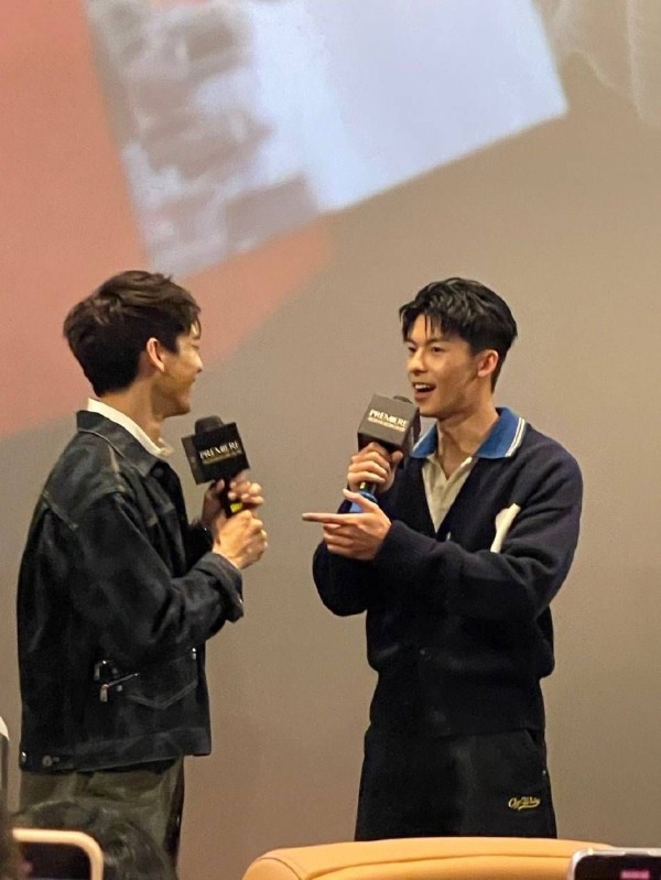 许光汉林柏宏同框现身香港路演，默契十足发射爱心！