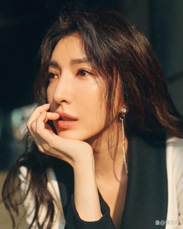 她，台剧女王，童年不幸，公认演技好，却6次错失视，如今嫁爱情