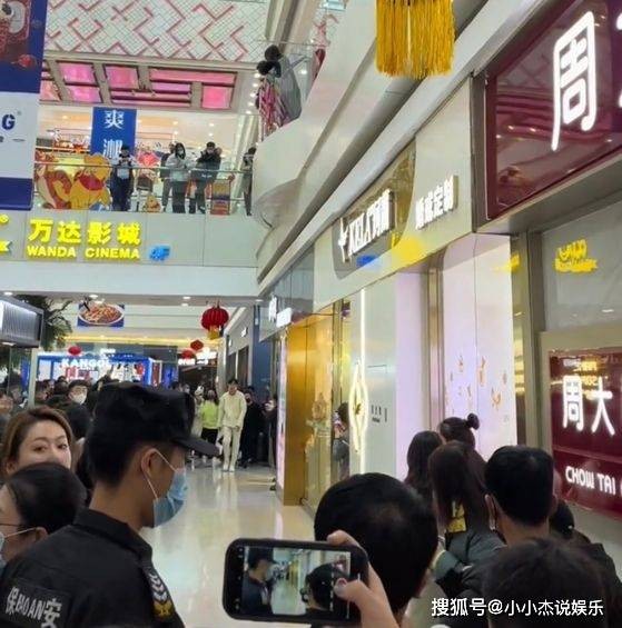 施柏宇沈阳参加活动，人多也不戴口罩，女粉丝：不就是为了看脸嘛