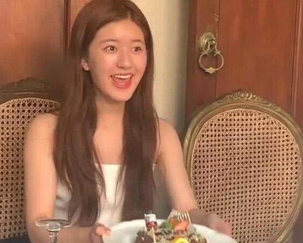 赵露思离开了十级美颜滤镜后，真实颜值一目了然
