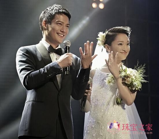 周迅的婚纱是Chanel为其量身定制的羽毛珠片刺绣婚纱，同时也选择了Chanel的Ultre系列陶瓷戒指