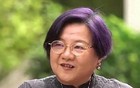 64岁洪晃在巴黎购物，展现洋气风格，老年生活惬意自在。