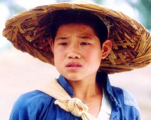 张嘎子转做直播被网红指着骂，没戏可拍才来捞钱，早被娱乐圈淘汰