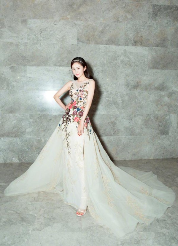 女星们争奇斗艳，晚礼服轮流上热搜，你觉得谁才是真的美？