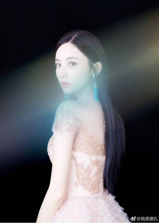 女星们争奇斗艳，晚礼服轮流上热搜，你觉得谁才是真的美？
