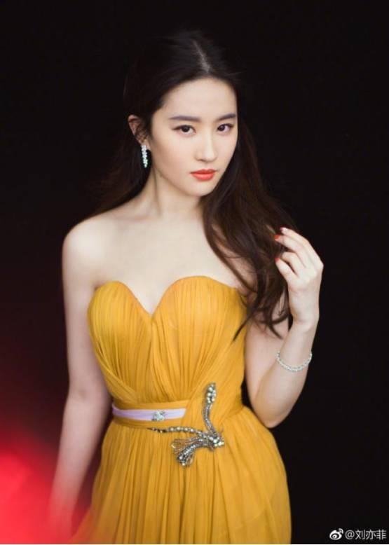 女星们争奇斗艳，晚礼服轮流上热搜，你觉得谁才是真的美？