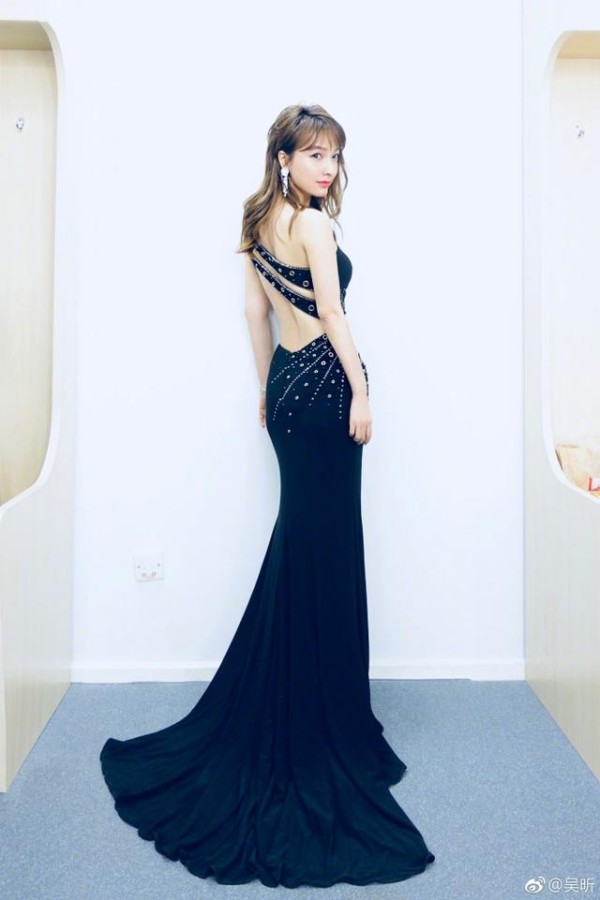 女星们争奇斗艳，晚礼服轮流上热搜，你觉得谁才是真的美？
