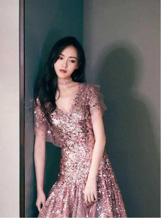 女星们争奇斗艳，晚礼服轮流上热搜，你觉得谁才是真的美？