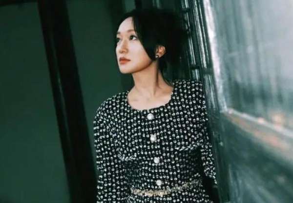 50岁周迅状态太松弛，穿健美裤参加时尚大秀，把高定当成家居服