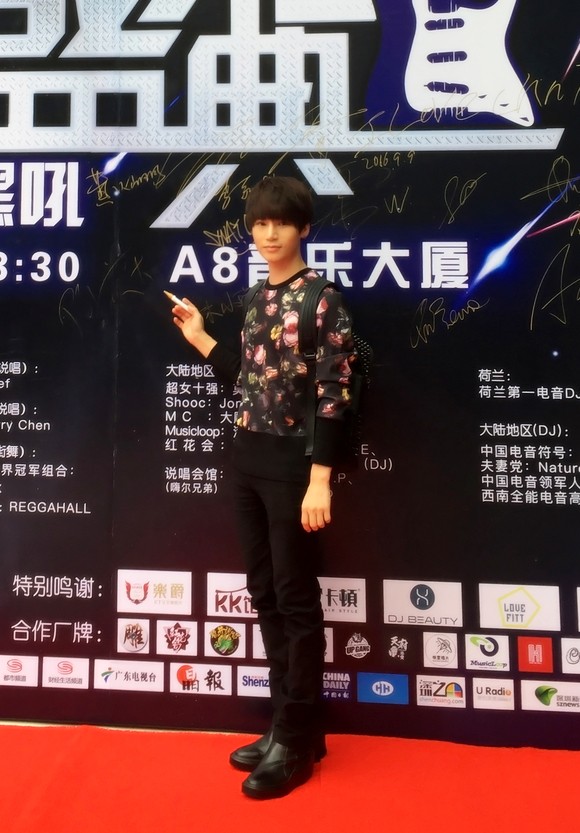 陈奕天出席哈盛典 造型创毯新时尚