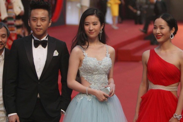 <a style='color:#f10404;' href='https://www.mingxing.cc/tags-723.html ' target='_blank'>鹿晗</a>P图祝邓超生日快乐<strong></p> <p>邓超</strong>，无意间透露邓超参加的新综艺节目