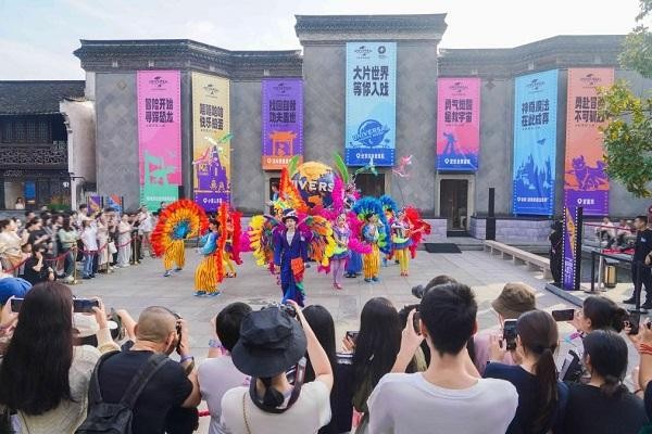 和小黄人鲍勃与凯文等明星角色一起狂欢 大片世界限定娱乐体验“快闪”乌镇戏剧节