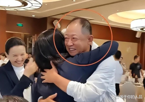 葛优、王志文高尔夫对决，老戏骨球场上的较量与友谊
