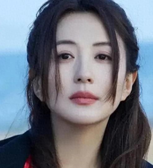 娱乐圈隐身18年，不晒娃不秀恩爱，她活成了女明星的另类标杆？