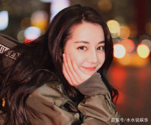 明星接受采访的地方很高大上？看了热巴采访，才知道被骗了几十年