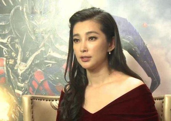 为什么明星采访只拍局部？看到全景后，才知道我被骗了这么多年！