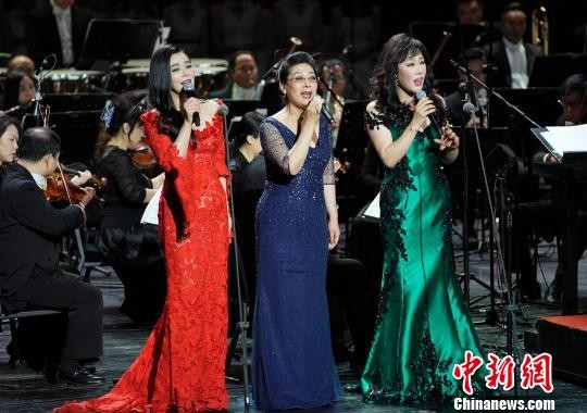 沈湘的得意门生关牧村(中)携手钟丽燕(左)、郝苗(右)两位金钟奖金奖歌手唱响《打起手鼓唱起歌》 杜洋 摄