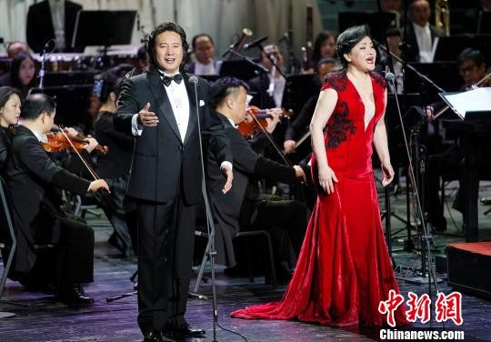 戴玉强(左)、么红(右)携手演绎《我的祖国》 杜洋 摄