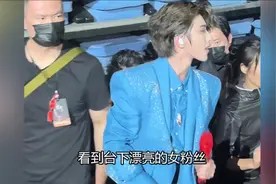 明星对粉丝态度差距,蔡徐坤宠粉达人,田嘉瑞开窗与粉丝合影视频封面