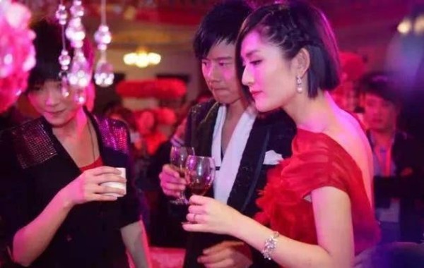 女明星结婚敬酒服比拼，刘诗诗高贵，杨颖美艳，她的太草率