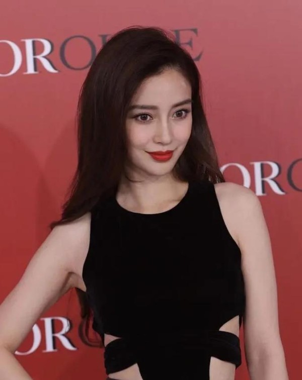 Angelababy亮相香港时装大秀，迎合香港审美，为入港圈重当嫩模！