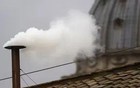 梵蒂冈白烟升起！新教皇诞生，全球信徒在圣彼得广场沸腾了！