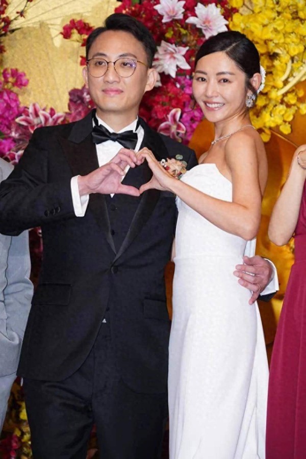卫诗雅浪漫婚礼，古巨基容祖儿等明星现身