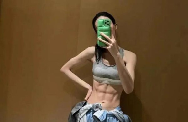 看完这10位女明星的腹肌，我心动了