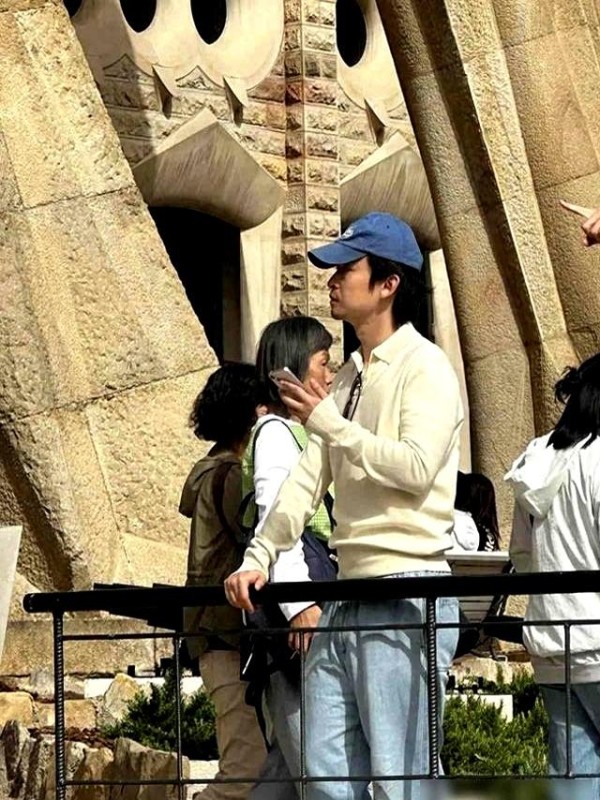 31岁董子健在国外度假。打扮土气成熟，满脸沧桑，一点也不像明星