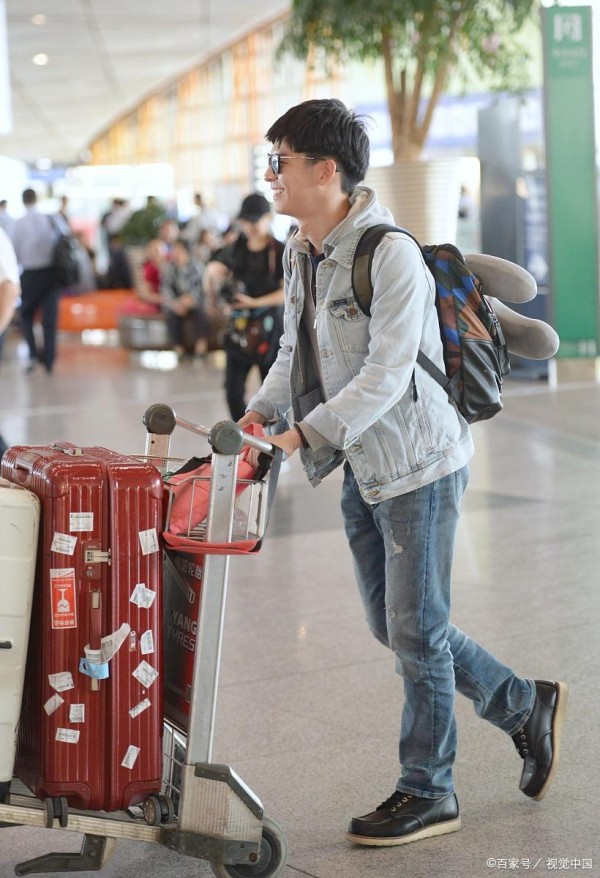 31岁董子健国外旅游被偶遇，穿着朴素满脸沧桑，合照踮脚好搞笑