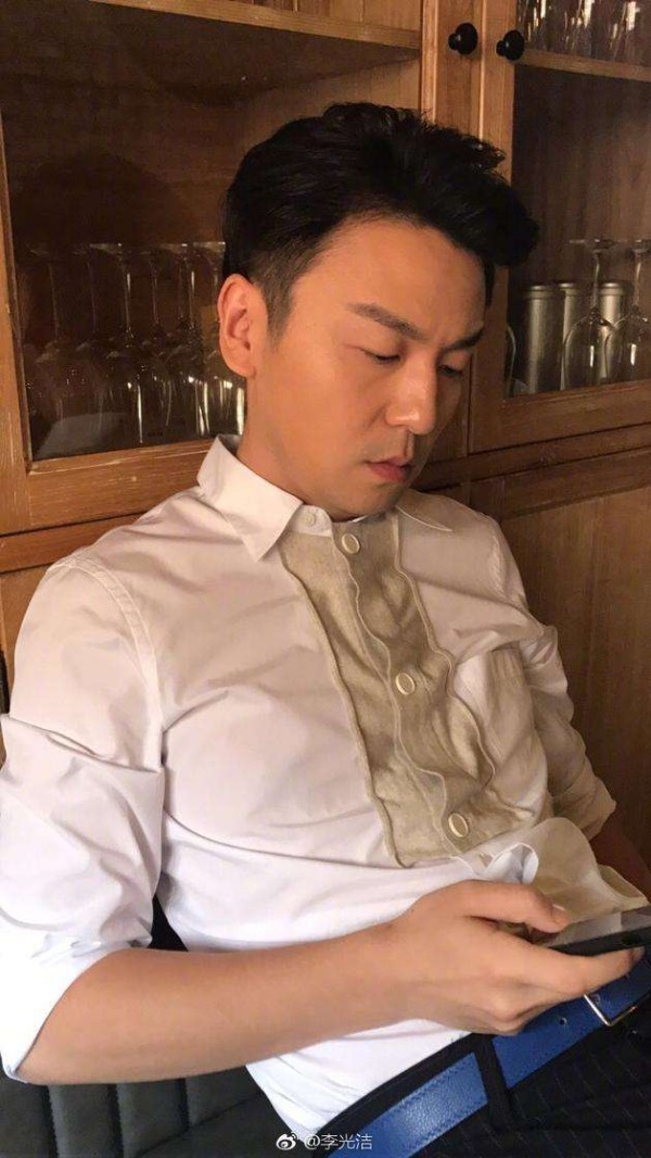 雷佳音个人简历遇见胡歌开心到飞起？雷佳音为什么那么崇拜胡歌？