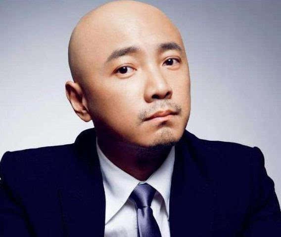 徐峥夜会美女真相曝光，徐峥头发是怎么没的老婆是谁