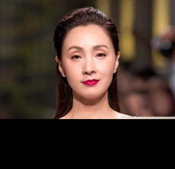 徐峥夜会美女真相曝光，徐峥头发是怎么没的老婆是谁