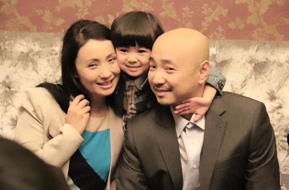 徐峥夜会美女真相曝光，徐峥头发是怎么没的老婆是谁